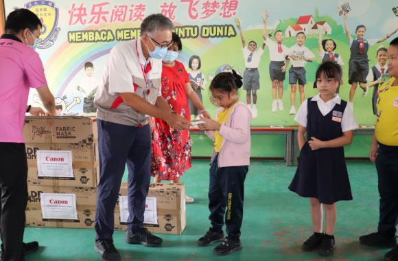 Donating food and antibacterial face masks to children from poor families