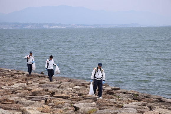 湖岸を清掃する社員